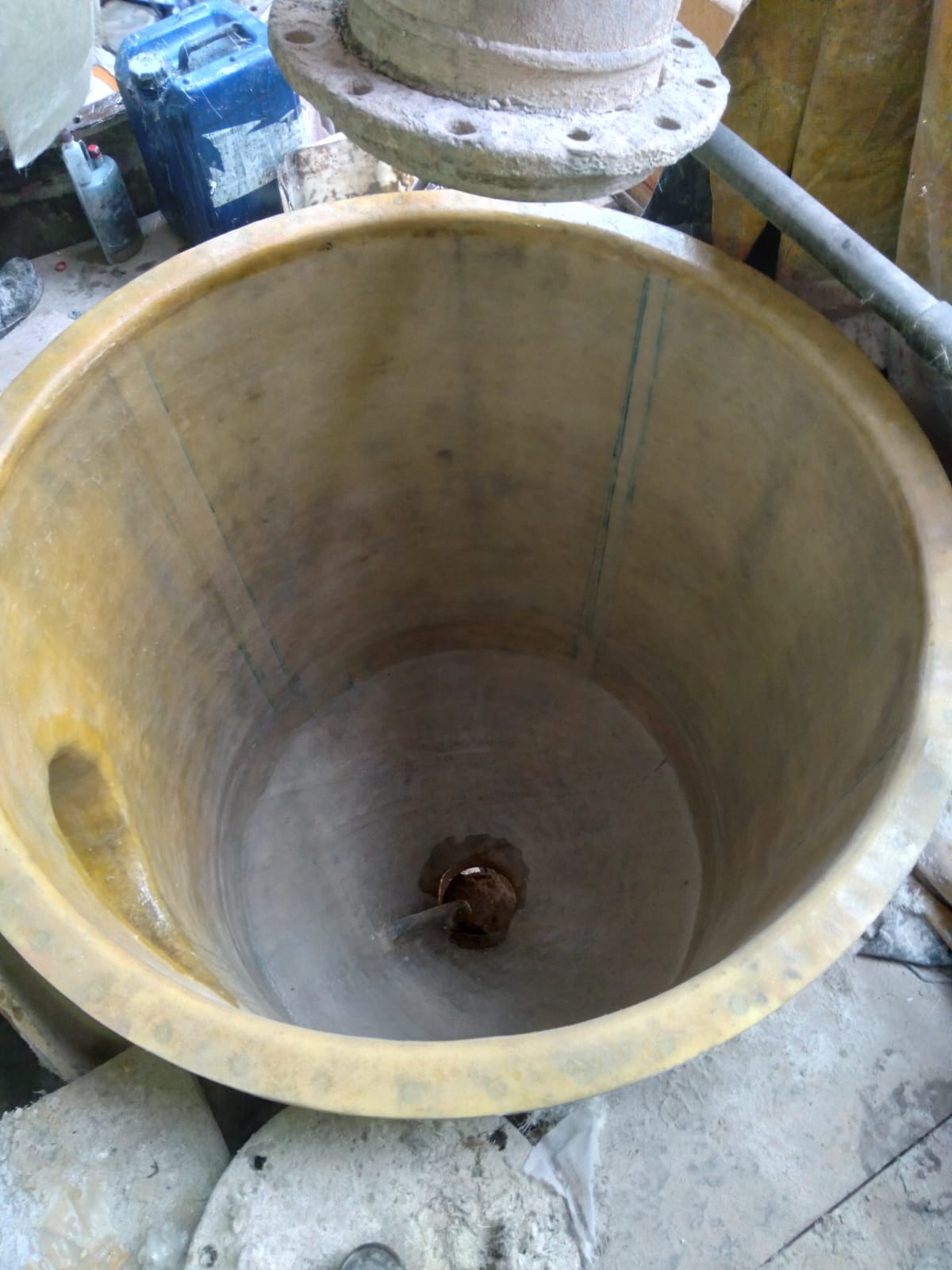 Interior de tanque em fibra de vidro revestido internamente, com bocal flangeado