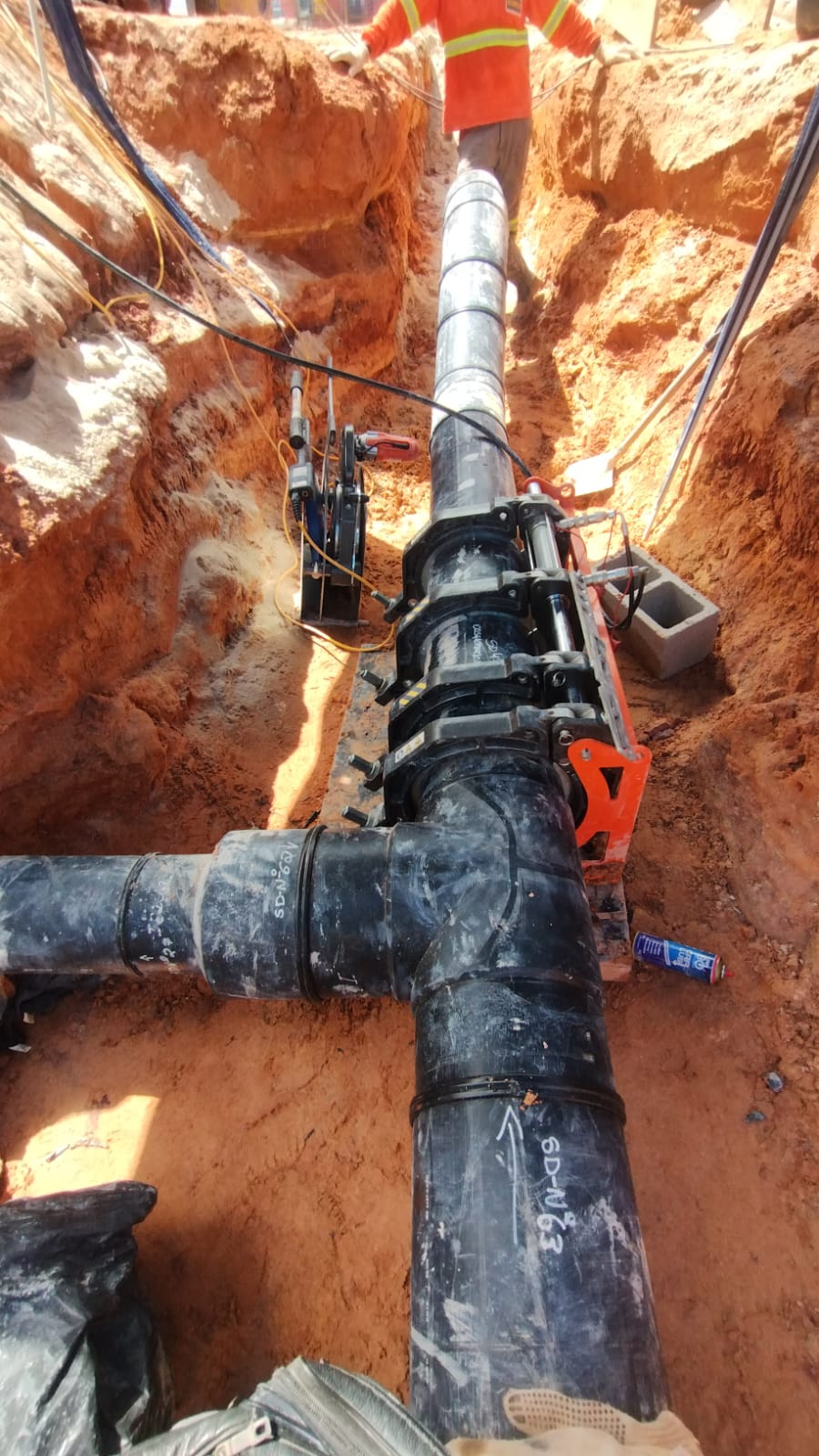 Máquina de termofusão unindo tubulação PEAD dentro de vala de obra