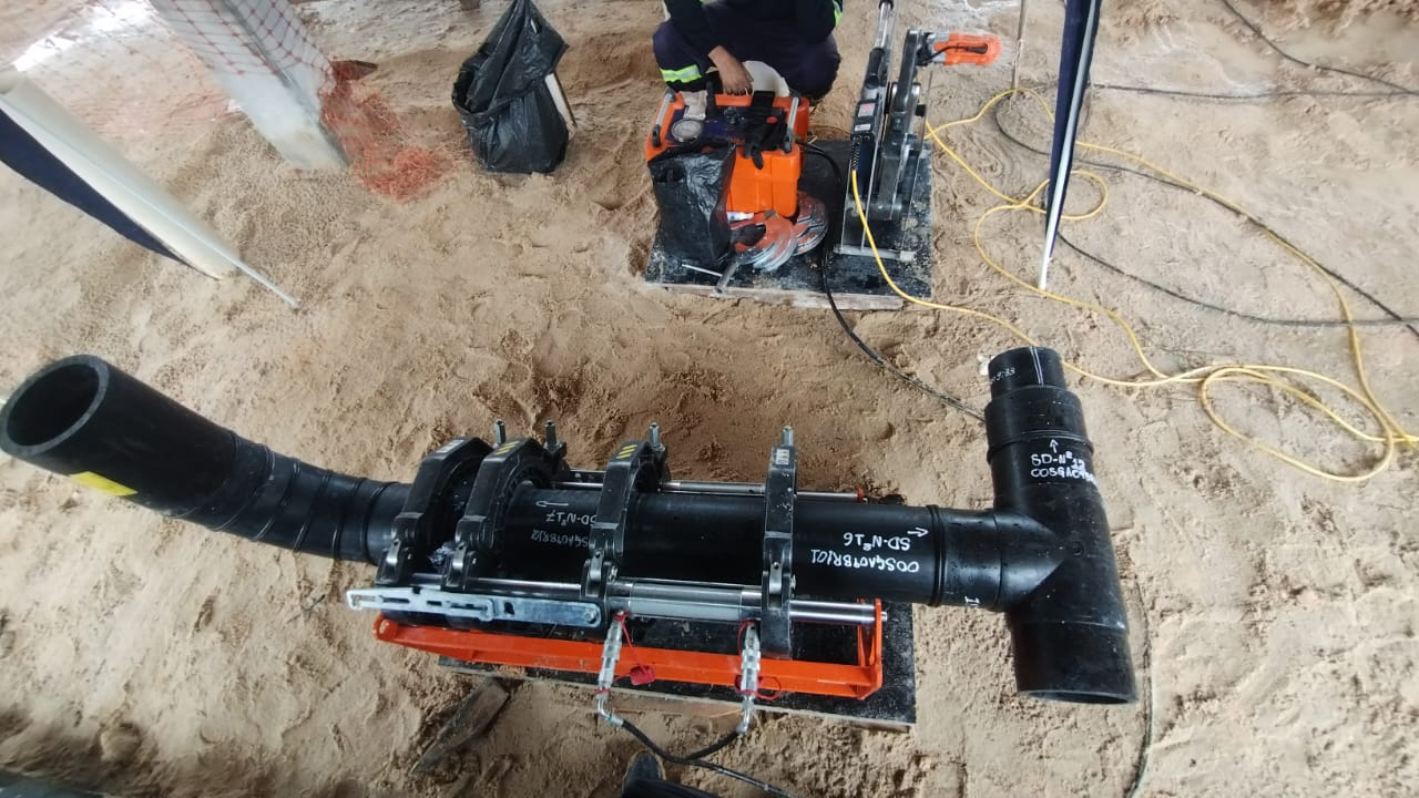 Máquina de termofusão unindo tubo PEAD a conexão tipo tê