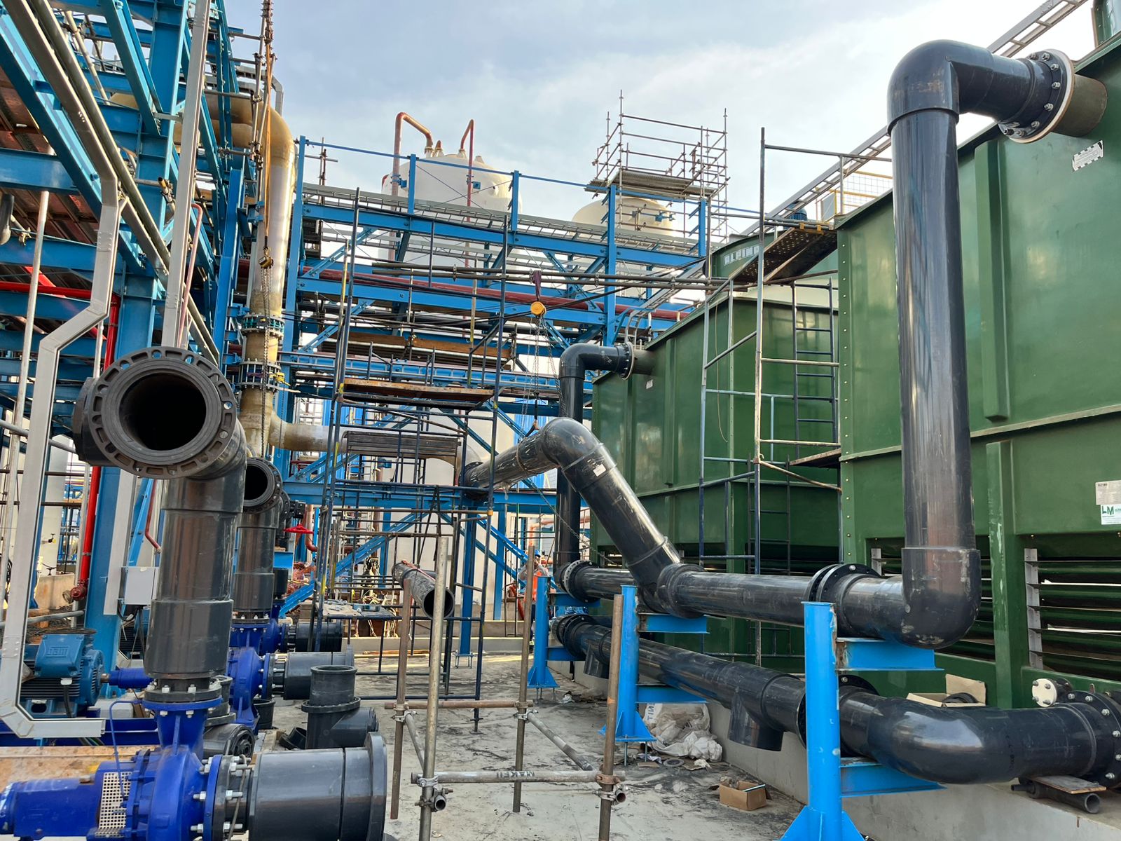 Montagem de tubulação industrial em planta química com pipe rack