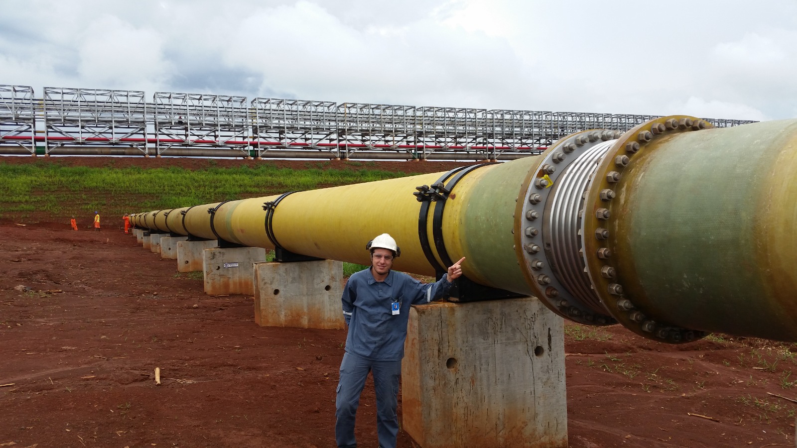 Emenda de tubulação em PRFV de grande diâmetro junto a flange industrial