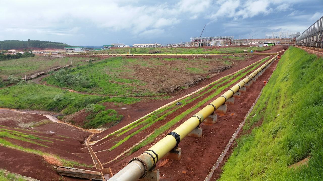 Adutora em PRFV montada sobre berços de concreto em longo trecho de campo